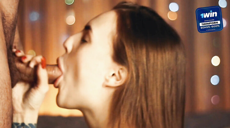 Опытная минетчица красиво сосет член мужчины и получает сперму на лицо