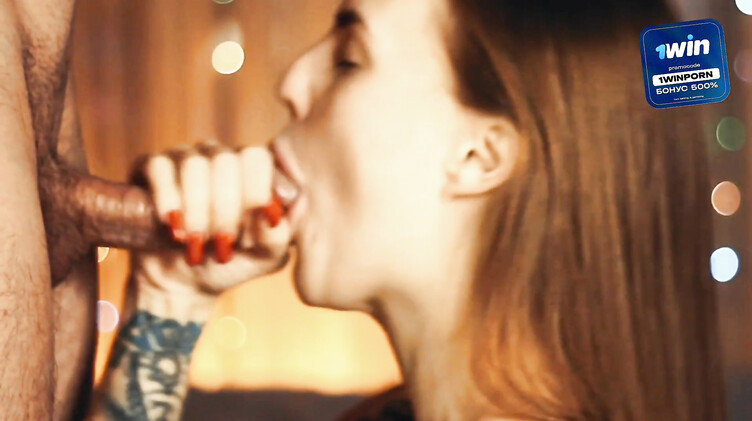 Опытная минетчица красиво сосет член мужчины и получает сперму на лицо