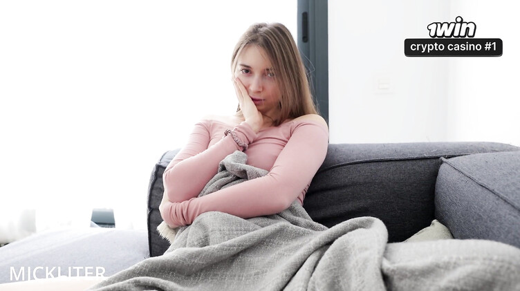 Застукал соседку за мастурбацией и оттрахал ее на диване