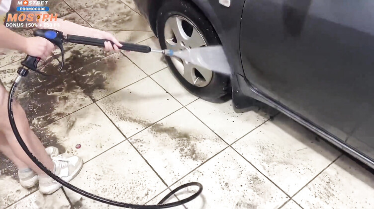 Молодая мойщица автомобилей соблазняе клиента сиськами под мокрой майкой