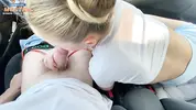 сосет член парня в его машине