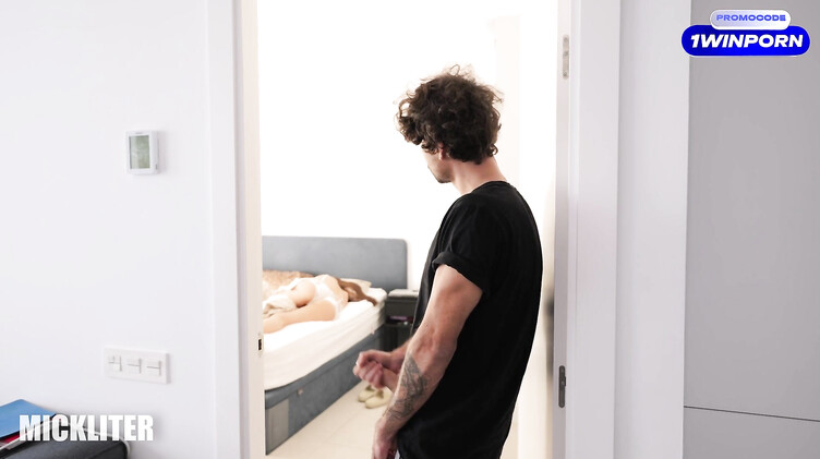 Сводный брат заявился к сестренке на пару дней и выебал ее спустя час