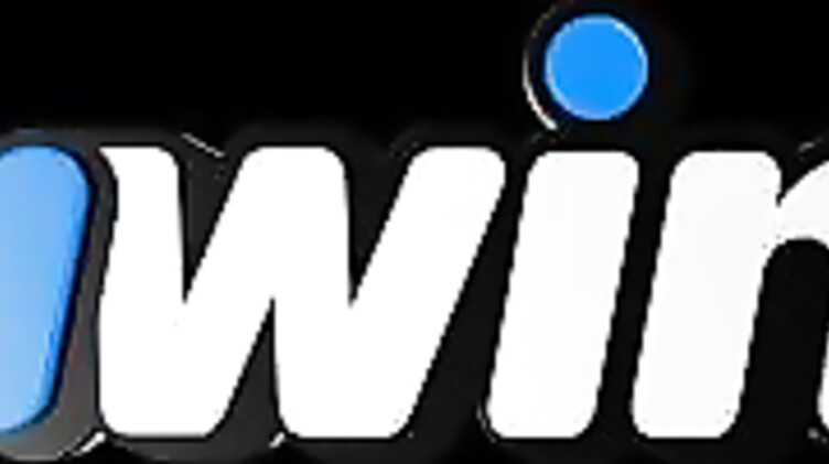 Любительница сосать член старательно делает минет парню до камшота на лицо