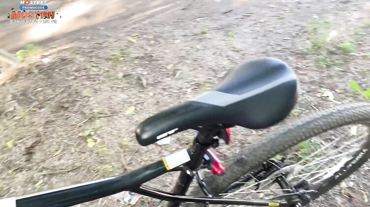 Велосипедист помог русской незнакомке с ремонтом велика и трахнул ее в лесу