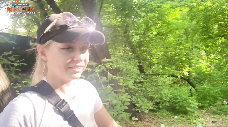 Велосипедист помог русской незнакомке с ремонтом велика и трахнул ее в лесу