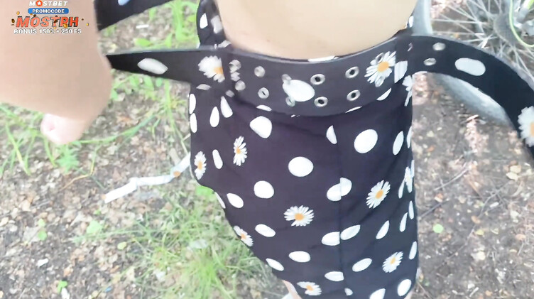 В лесу: Велосипедист помог русской незнакомке с ремонтом велика и трахнул ее в лесу