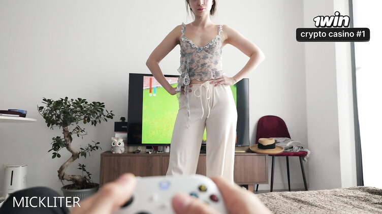 Парень геймер трахает раком сексуальную подругу вместо похода на тренировку