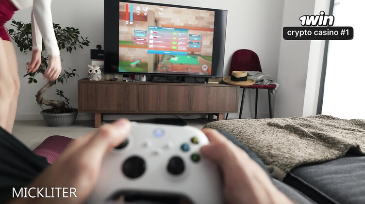 Парень геймер трахает раком сексуальную подругу вместо похода на тренировку