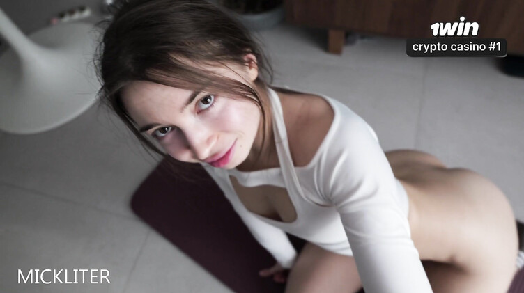 Парень геймер трахает раком сексуальную подругу вместо похода на тренировку