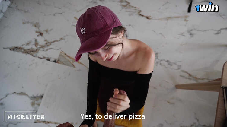 Девушка курьер вынуждена сосать член клиента за съеденную ею пиццу