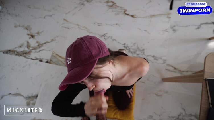 Девушка курьер вынуждена сосать член клиента за съеденную ею пиццу