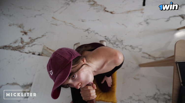 Девушка курьер вынуждена сосать член клиента за съеденную ею пиццу