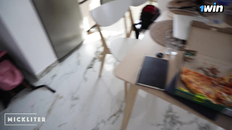 Девушка курьер вынуждена сосать член клиента за съеденную ею пиццу