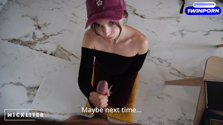 Девушка курьер вынуждена сосать член клиента за съеденную ею пиццу