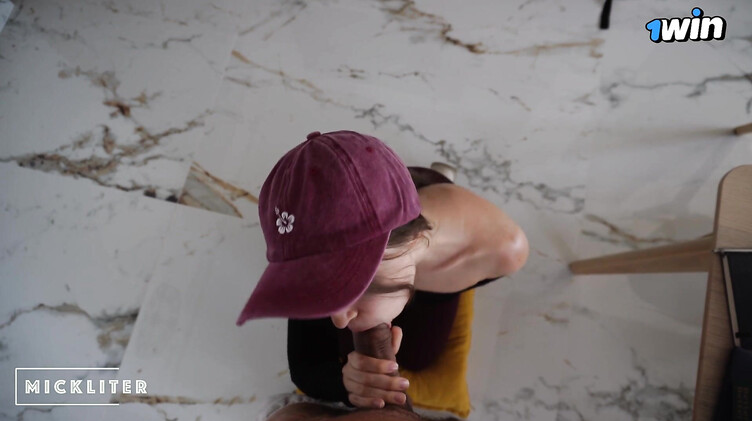 Девушка курьер вынуждена сосать член клиента за съеденную ею пиццу