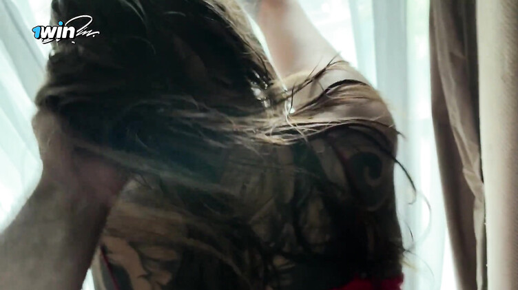 Русская шлюшка заманила незнакомца в номер отеля и отсосала ему член с финишем в рот