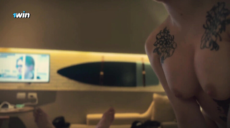 Тату красотка сосет член парню в отеле и слизывает сперму со ствола