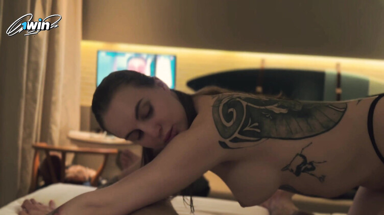 Тату красотка сосет член парню в отеле и слизывает сперму со ствола