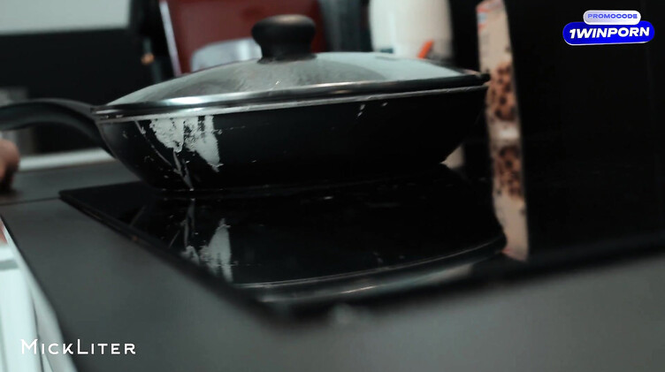 Утренний секс: Горячий утренний трах на кухне вместо завтрака