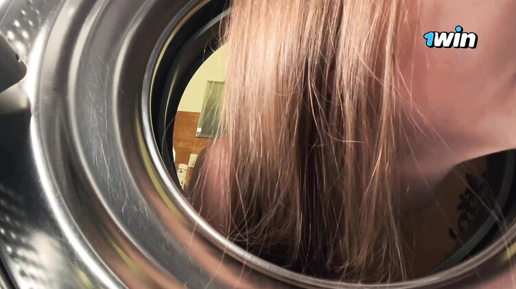 Сосед трахнул раком застрявшую в стиралке девушку с татуировками