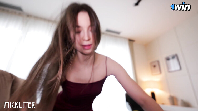 Трахает русскую подружку в длинном облегающем вечернем платье