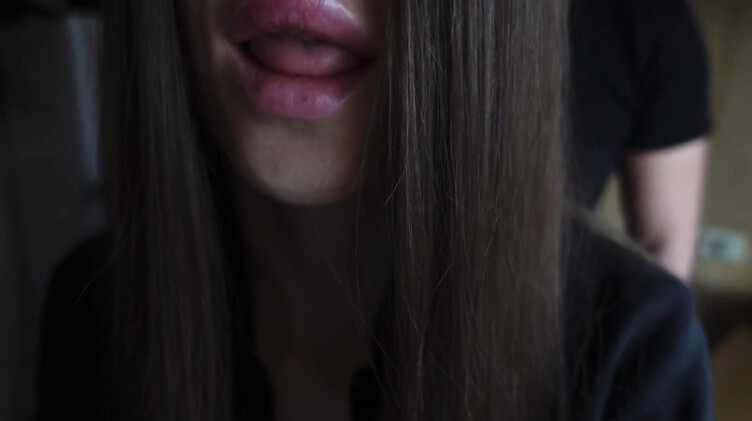 Трахает русскую телку в бейсболке и спортивном костюме на кухне по-быстрому