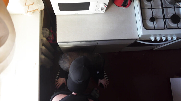 Трахает русскую телку в бейсболке и спортивном костюме на кухне по-быстрому