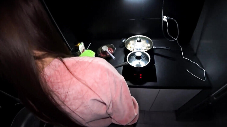 Трахает чужую русскую жену в жопу, пока она готовит мужу ужин