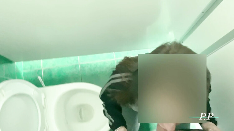 Минет на корточках в туалете на заправке