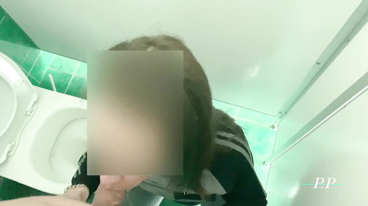 Минет на корточках в туалете на заправке