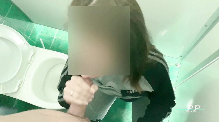 Минет на корточках в туалете на заправке