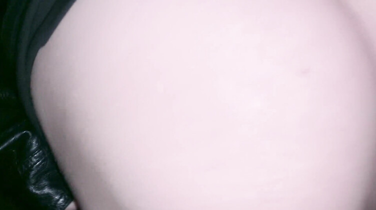 Экстремальный анальный секс в подъезде с девушкой в кожаной куртке