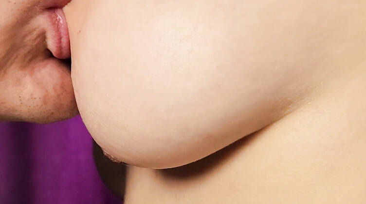 Крупным планом облизывает сосок с громкими стонами