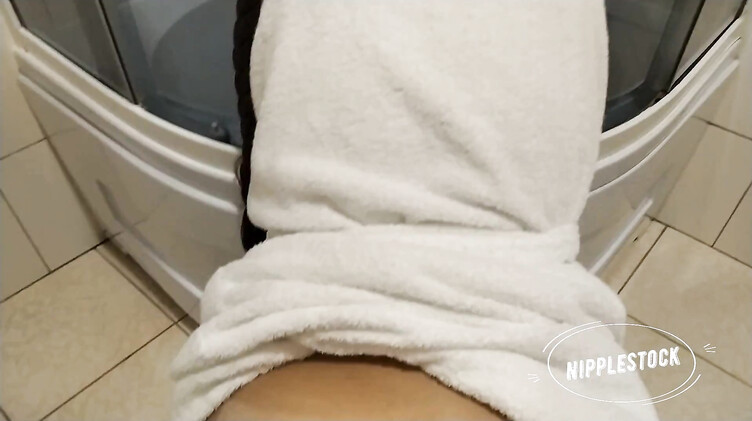 В халате: Парень трахнул в ванной комнате брюнетку и кончил ей на сиськи