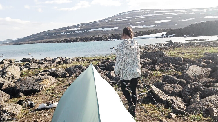 Туристка отсасывает член в горах в палатке и глотает сперму