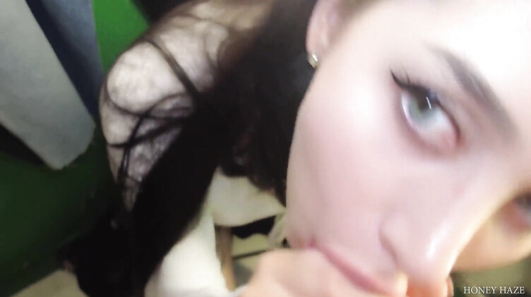 Возбужденная вибротрусиками брюнетка сосет член парню в примерочной