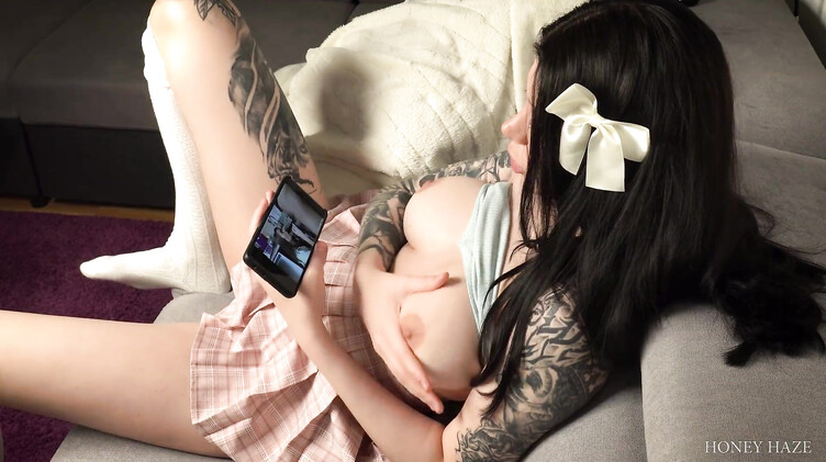 Мощный сквирт от дилдо в киске при просмотре порно