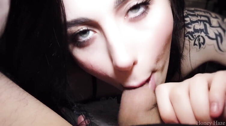 Начали с нежного минета, закончили трахом в горло и в жопу