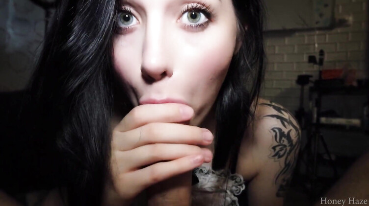 Начали с нежного минета, закончили трахом в горло и в жопу