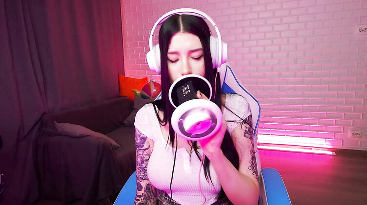 Пухлые губы: Фантастический ASMR: чавкает и лижет искусственную вагину напомаженными губами