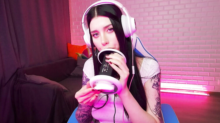 АСМР: Фантастический ASMR: чавкает и лижет искусственную вагину напомаженными губами