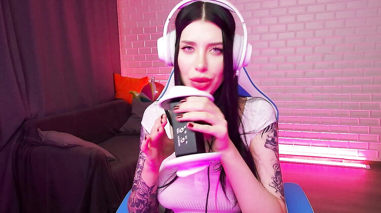 Фантастический ASMR: чавкает и лижет искусственную вагину напомаженными губами