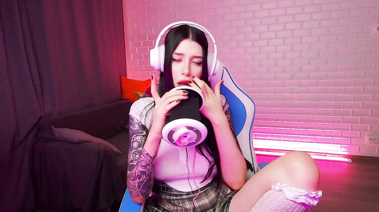 Фантастический ASMR: чавкает и лижет искусственную вагину напомаженными губами