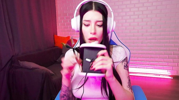 Фантастический ASMR: чавкает и лижет искусственную вагину напомаженными губами