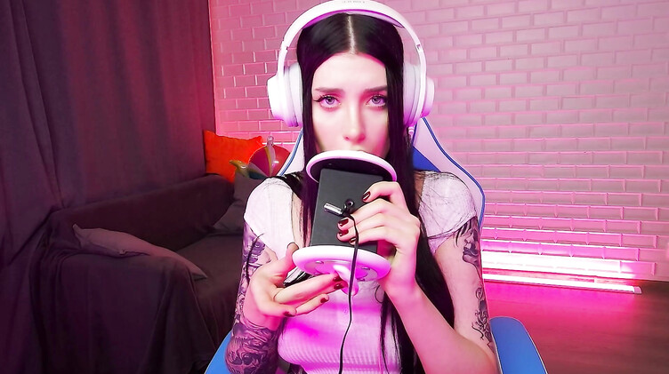 Фантастический ASMR: чавкает и лижет искусственную вагину напомаженными губами