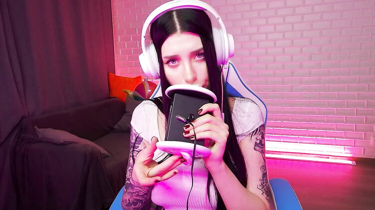 Фантастический ASMR: чавкает и лижет искусственную вагину напомаженными губами