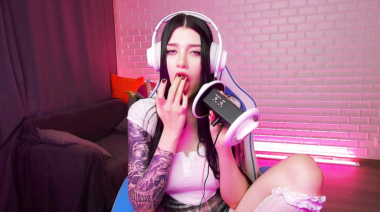 Фантастический ASMR: чавкает и лижет искусственную вагину напомаженными губами