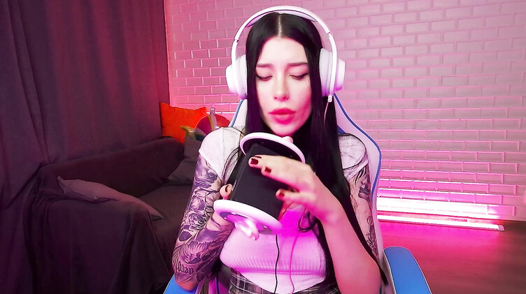 Красотки: Фантастический ASMR: чавкает и лижет искусственную вагину напомаженными губами