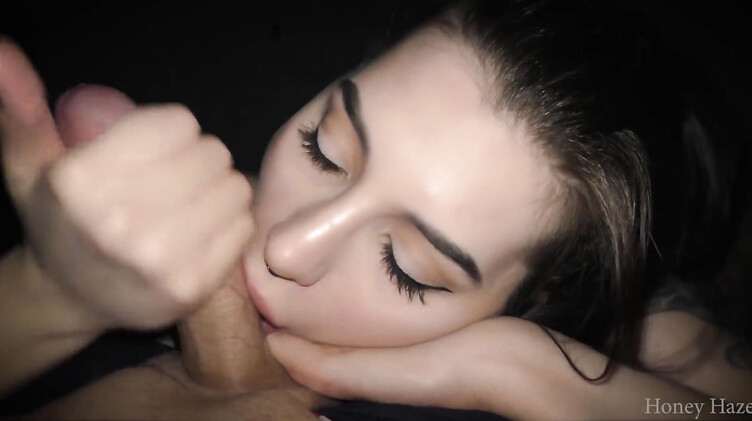 Красивая соседка сосет член и лижет яйца во время просмотра фильма