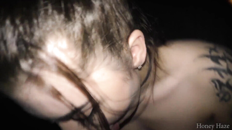 Брюнетки: Красивая соседка сосет член и лижет яйца во время просмотра фильма